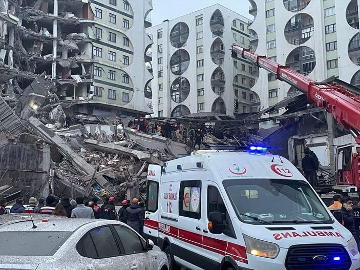 Depremin vurduğu Diyarbakır'da yıkılan iş merkezinin sorumluları yakalandı