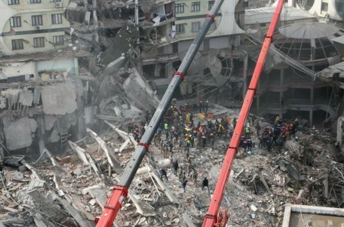 Depremin vurduğu Diyarbakır'da yıkılan iş merkezinin sorumluları yakalandı