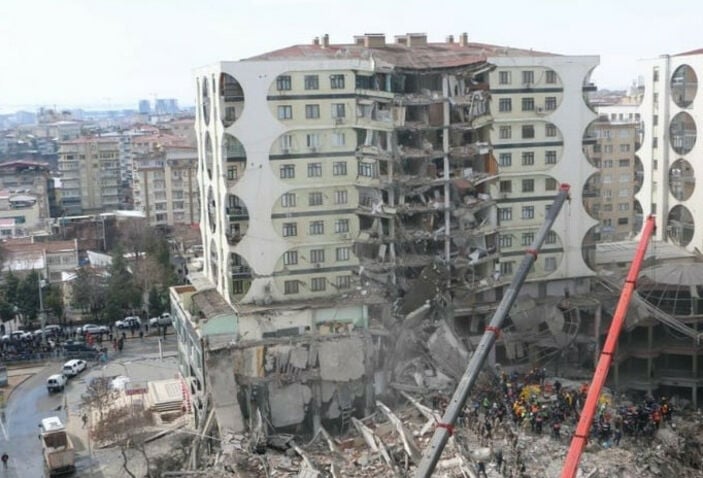 Depremin vurduğu Diyarbakır'da yıkılan iş merkezinin sorumluları yakalandı