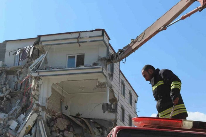 Gaziantep İslahiye’de ağır hasarlı binaların yıkımına başlandı