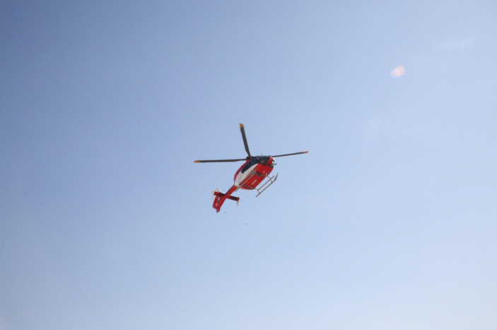 Deprem bölgelerindeki depremzedeler helikopter ambulansla sevk ediliyor