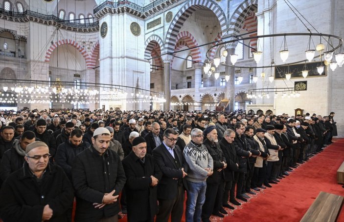 Depremzedeler için ülke genelinde gıyabi cenaze namazı kılındı