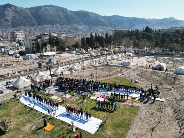 Depremzedeler için ülke genelinde gıyabi cenaze namazı kılındı