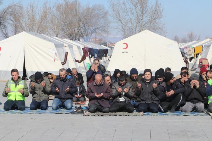 Depremzedeler için ülke genelinde gıyabi cenaze namazı kılındı