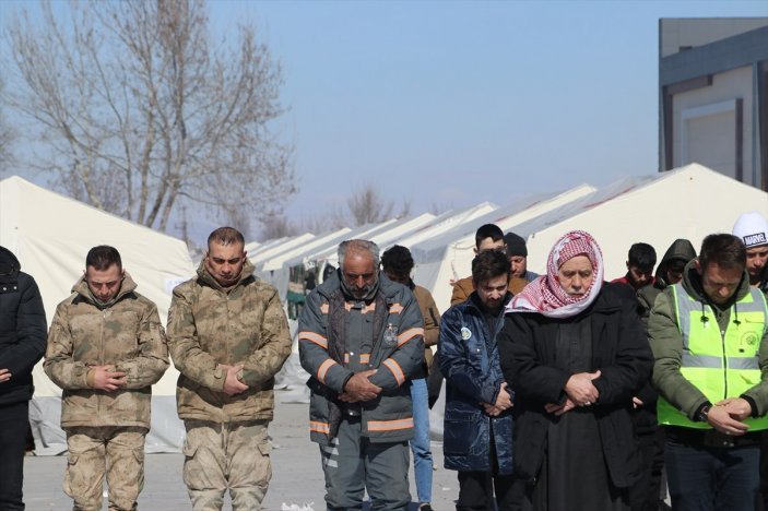 Depremzedeler için ülke genelinde gıyabi cenaze namazı kılındı