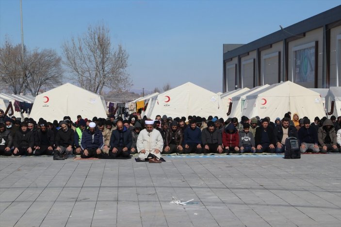 Depremzedeler için ülke genelinde gıyabi cenaze namazı kılındı