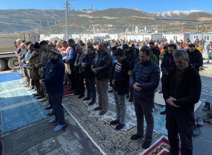 Depremzedeler için ülke genelinde gıyabi cenaze namazı kılındı