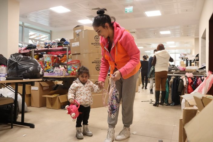 Depremzedeler yurtlarda ağırlanmaya devam ediyor