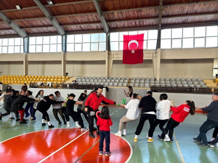 Depremzedeler yurtlarda ağırlanmaya devam ediyor