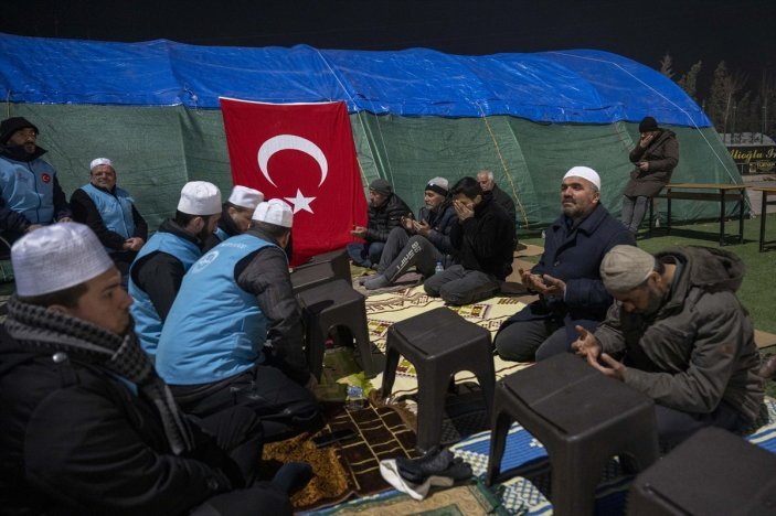 Deprem bölgelerinde Miraç Kandili dualarla idrak edildi