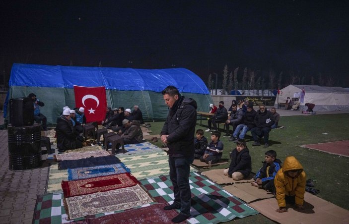 Deprem bölgelerinde Miraç Kandili dualarla idrak edildi