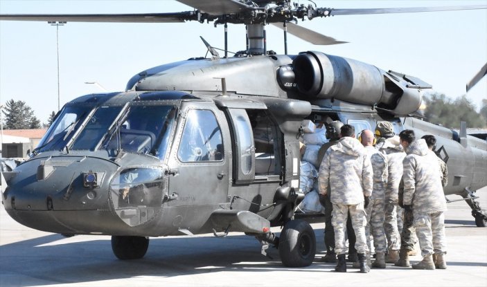 Mehmetçik, İncirlik Üssü'nde yardımların sevkiyatı için gece gündüz görev başında