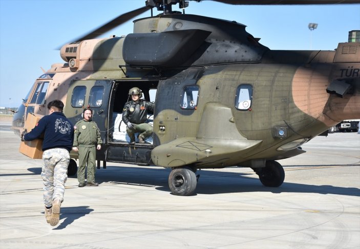 Mehmetçik, İncirlik Üssü'nde yardımların sevkiyatı için gece gündüz görev başında