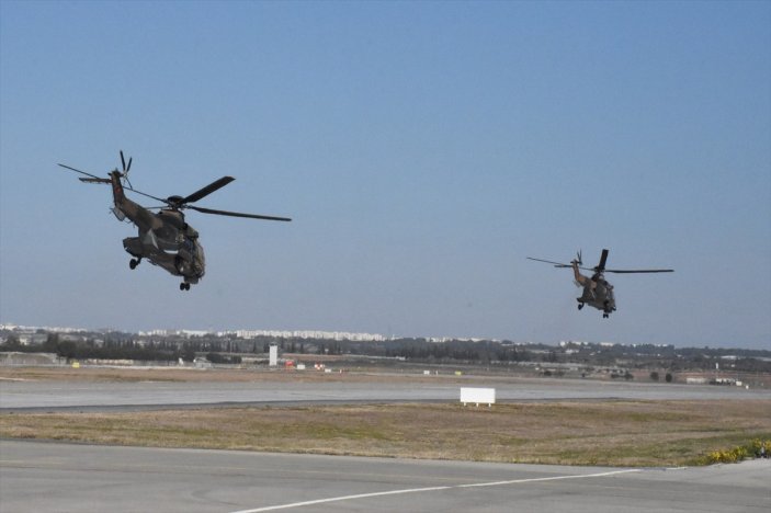 Mehmetçik, İncirlik Üssü'nde yardımların sevkiyatı için gece gündüz görev başında