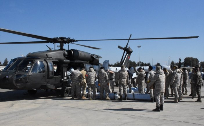 Mehmetçik, İncirlik Üssü'nde yardımların sevkiyatı için gece gündüz görev başında