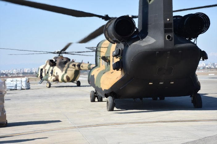 Mehmetçik, İncirlik Üssü'nde yardımların sevkiyatı için gece gündüz görev başında