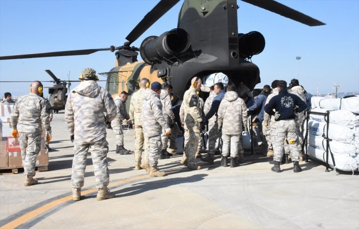 Mehmetçik, İncirlik Üssü'nde yardımların sevkiyatı için gece gündüz görev başında