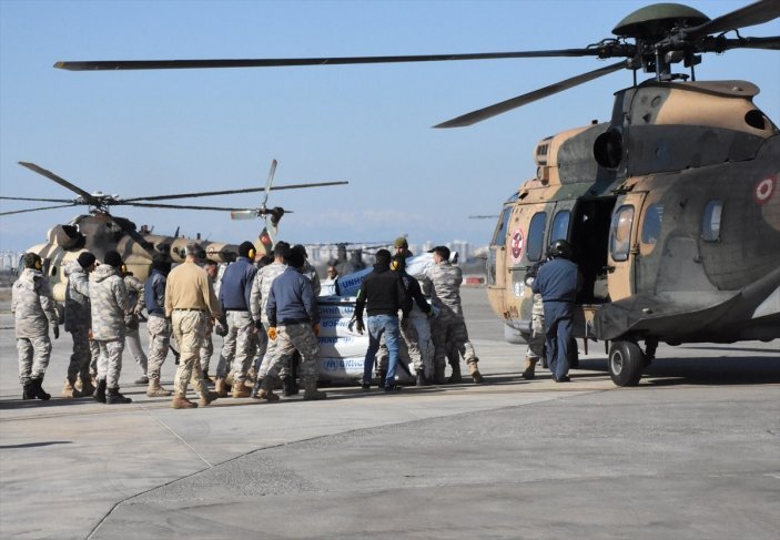 Mehmetçik, İncirlik Üssü'nde yardımların sevkiyatı için gece gündüz görev başında