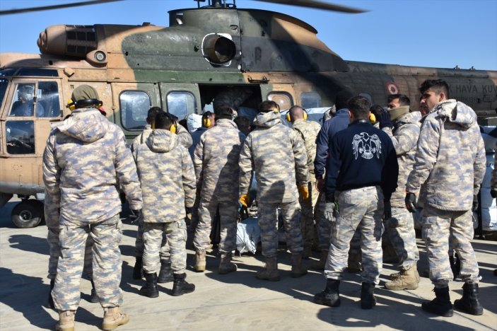 Mehmetçik, İncirlik Üssü'nde yardımların sevkiyatı için gece gündüz görev başında