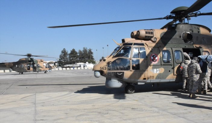 Mehmetçik, İncirlik Üssü'nde yardımların sevkiyatı için gece gündüz görev başında