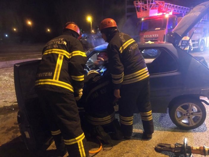 Erzincan'da takla atan otomobilde sıkışan sürücüyü itfaiye kurtardı