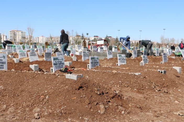 Depremde yaşamını yitirenler hatıralarıyla defnedildi