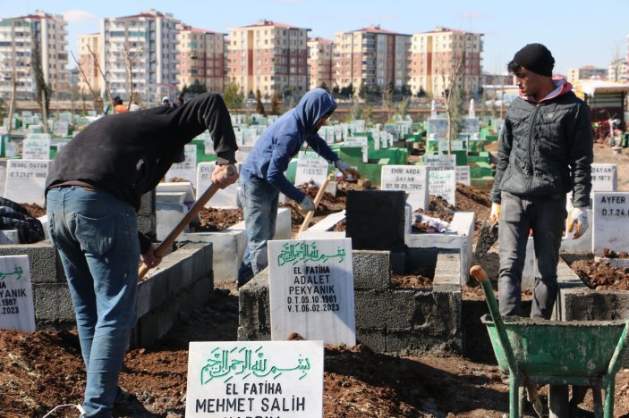 Depremde yaşamını yitirenler hatıralarıyla defnedildi