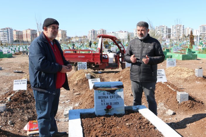 Depremde yaşamını yitirenler hatıralarıyla defnedildi