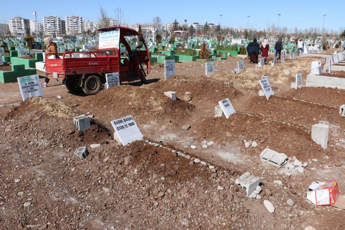 Depremde yaşamını yitirenler hatıralarıyla defnedildi