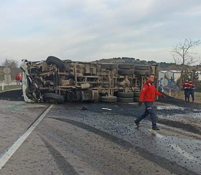 Balıkesir'de köpeğe ezmek istemedi, kamyonla çarpıştı