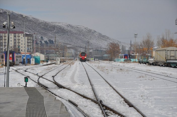 Azerbaycan'dan yardım malzemelerini taşıyan tren Kars'a geldi