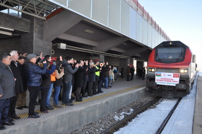 Azerbaycan'dan yardım malzemelerini taşıyan tren Kars'a geldi