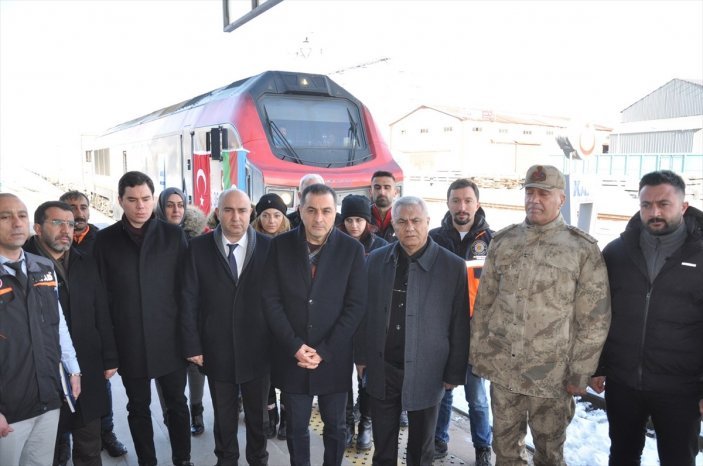 Azerbaycan'dan yardım malzemelerini taşıyan tren Kars'a geldi