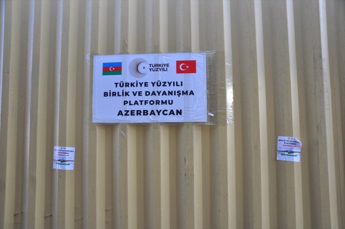 Azerbaycan'dan yardım malzemelerini taşıyan tren Kars'a geldi