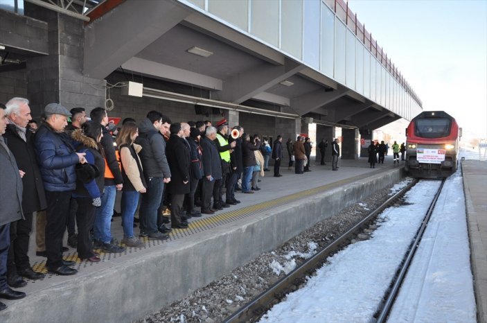 Azerbaycan'dan yardım malzemelerini taşıyan tren Kars'a geldi