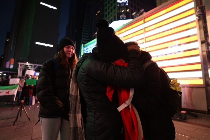 Times Meydanı'nda depremzedeleri anmak için Türkiye ve Suriye bayrağı açıldı