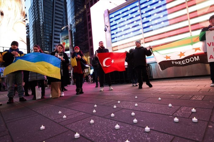 Times Meydanı'nda depremzedeleri anmak için Türkiye ve Suriye bayrağı açıldı