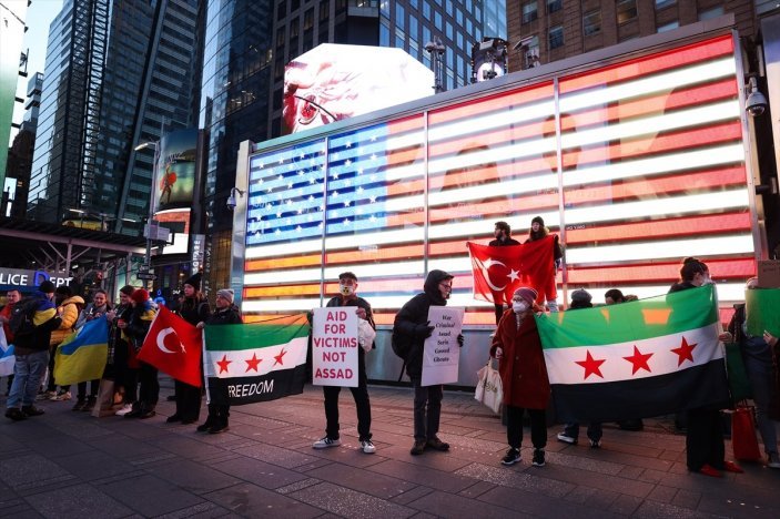 Times Meydanı'nda depremzedeleri anmak için Türkiye ve Suriye bayrağı açıldı