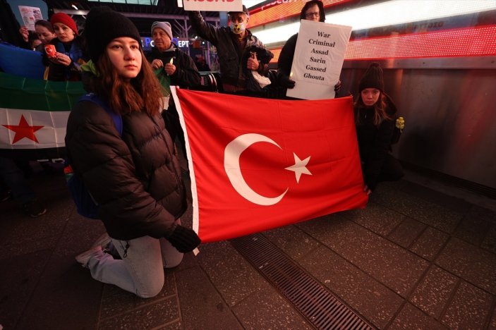 Times Meydanı'nda depremzedeleri anmak için Türkiye ve Suriye bayrağı açıldı