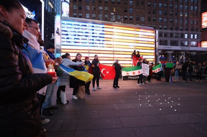 Times Meydanı'nda depremzedeleri anmak için Türkiye ve Suriye bayrağı açıldı