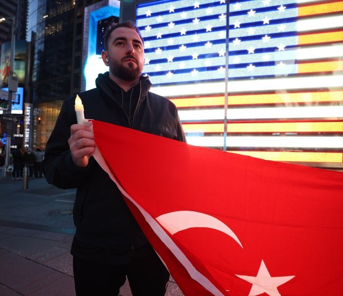 Times Meydanı'nda depremzedeleri anmak için Türkiye ve Suriye bayrağı açıldı