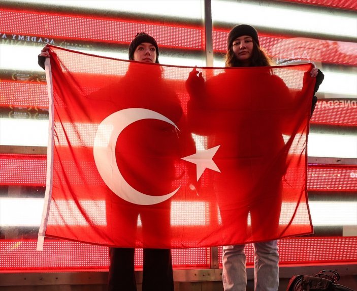 Times Meydanı'nda depremzedeleri anmak için Türkiye ve Suriye bayrağı açıldı