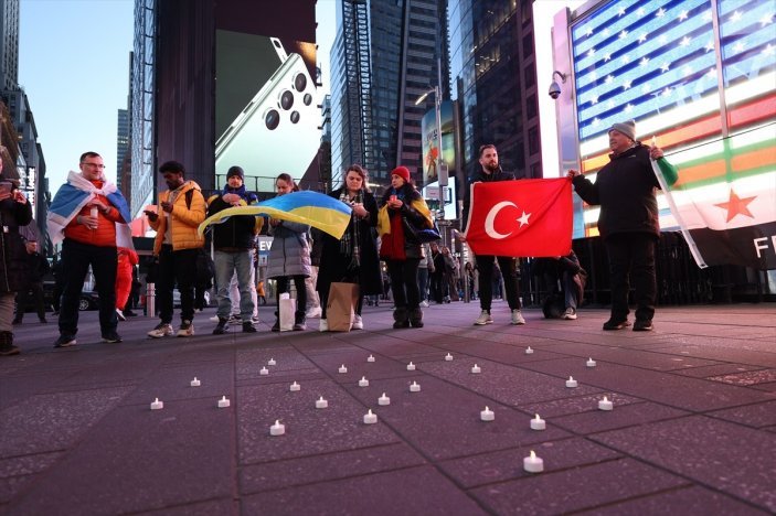 Times Meydanı'nda depremzedeleri anmak için Türkiye ve Suriye bayrağı açıldı