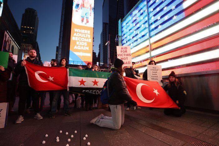 Times Meydanı'nda depremzedeleri anmak için Türkiye ve Suriye bayrağı açıldı