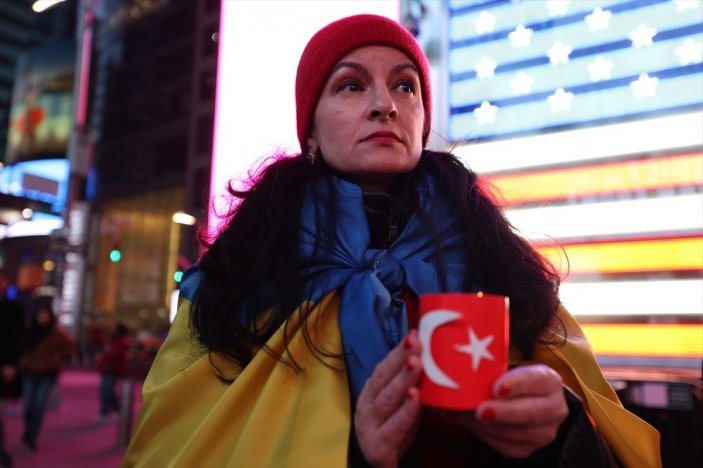 Times Meydanı'nda depremzedeleri anmak için Türkiye ve Suriye bayrağı açıldı