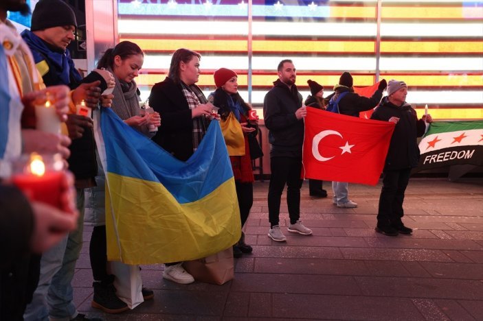 Times Meydanı'nda depremzedeleri anmak için Türkiye ve Suriye bayrağı açıldı