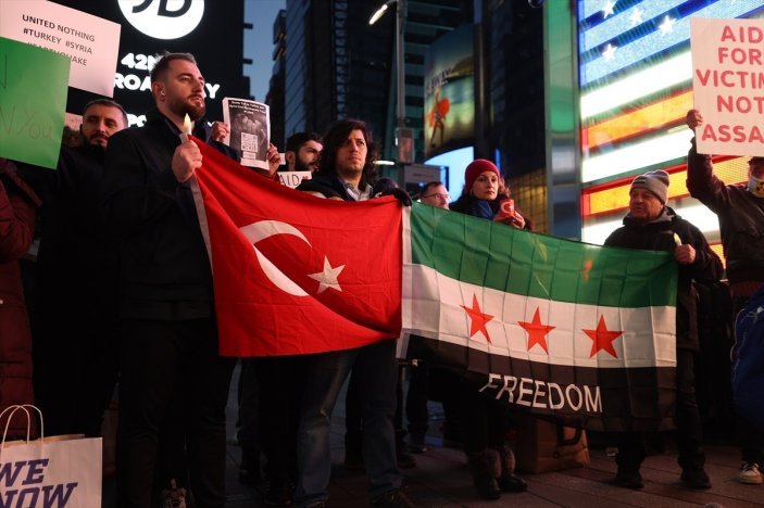 Times Meydanı'nda depremzedeleri anmak için Türkiye ve Suriye bayrağı açıldı