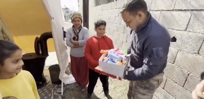 Mehmetçik afet bölgesinde soba kurarak depremzedelerin ısınmasını sağlıyor