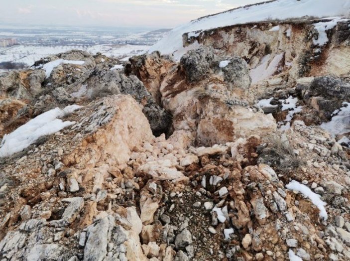 Malatya'da deprem dağı ortadan ikiye böldü