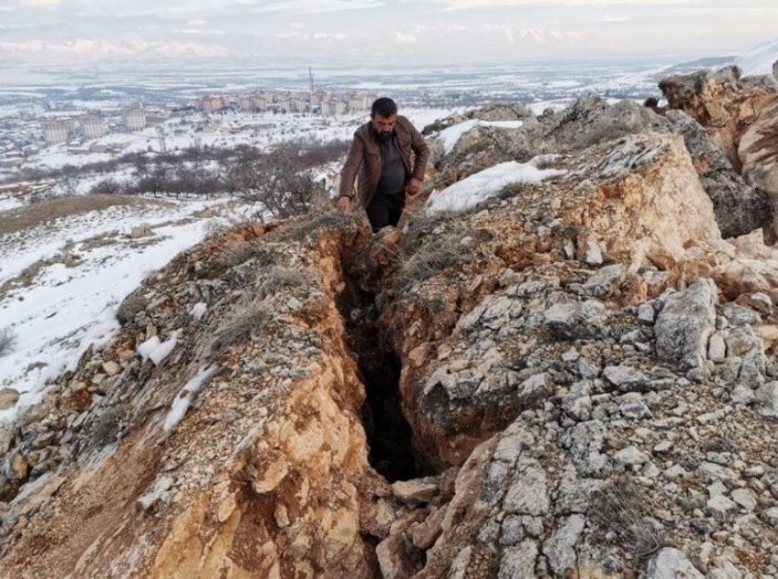 Malatya'da deprem dağı ortadan ikiye böldü